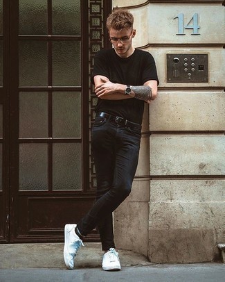 Schwarze Jeans kombinieren – 500+ Lässige Herren Outfits: Vereinigen Sie ein schwarzes T-Shirt mit einem Rundhalsausschnitt mit schwarzen Jeans für einen entspannten Wochenend-Look. Dieses Outfit passt hervorragend zusammen mit weißen Segeltuch niedrigen Sneakers.