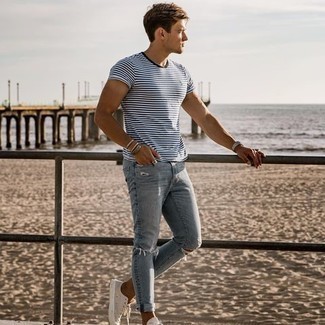 Wie weißes und dunkelblaues horizontal gestreiftes T-Shirt mit einem Rundhalsausschnitt mit hellblauer enger Jeans zu kombinieren – 9 Sommer Herren Outfits: Paaren Sie ein weißes und dunkelblaues horizontal gestreiftes T-Shirt mit einem Rundhalsausschnitt mit hellblauen engen Jeans für einen entspannten Wochenend-Look. Fühlen Sie sich mutig? Wählen Sie hellbeige Segeltuch niedrige Sneakers. Dieses Outfit ist hervorragend für den Sommer geeignet.