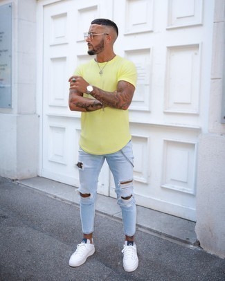 Wie hellblaue enge Jeans mit weißer niedriger Sneakers zu kombinieren – 190 Herren Outfits: Vereinigen Sie ein gelbes T-Shirt mit einem Rundhalsausschnitt mit hellblauen engen Jeans für einen entspannten Wochenend-Look. Weiße niedrige Sneakers putzen umgehend selbst den bequemsten Look heraus.
