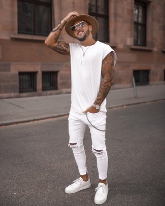 Weiße Jeans kombinieren – 149 Lässige Herren Outfits: Tragen Sie ein weißes T-Shirt mit einem Rundhalsausschnitt und weißen Jeans für einen entspannten Wochenend-Look. Weiße Leder niedrige Sneakers fügen sich nahtlos in einer Vielzahl von Outfits ein.