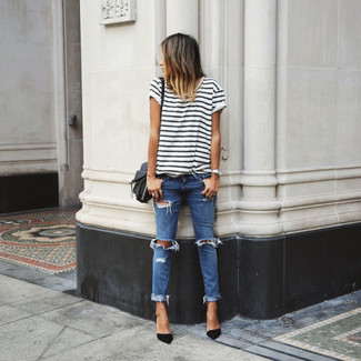 Dunkelblaue enge Jeans mit Destroyed-Effekten kombinieren – 500+ Damen Outfits: Kombinieren Sie ein schwarzes und weißes horizontal gestreiftes T-Shirt mit einem Rundhalsausschnitt mit dunkelblauen engen Jeans mit Destroyed-Effekten, um ein stilsicheres Freizeit-Outfit zu erzeugen, der im Kleiderschrank der Frau nicht fehlen darf. Vervollständigen Sie Ihr Look mit schwarzen Wildleder Pumps.