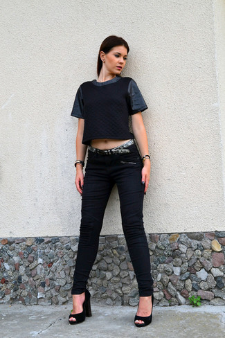 schwarzes gestepptes T-Shirt mit einem Rundhalsausschnitt, schwarze enge Jeans, schwarze Wildleder Pumps, grauer Ledergürtel mit Schlangenmuster für Damen