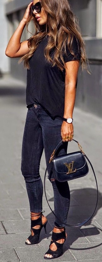Schwarze Wildleder Sandaletten kombinieren – 151 Damen Outfits heiß Wetter: Wer mit Streetstyle-Mode perfekt gekleidet sein will, setzt oft auf stilsichere Looks, wie zum Beispiel die Kombination aus einem schwarzen T-Shirt mit einem Rundhalsausschnitt und dunkelblauen engen Jeans. Schwarze Wildleder Sandaletten sind eine großartige Wahl, um dieses Outfit zu vervollständigen.