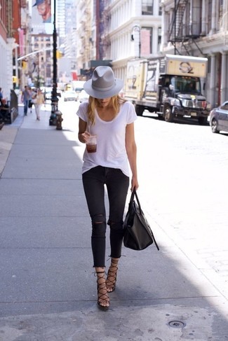 Dunkelgrauen Hut kombinieren – 8 Casual Sommer Damen Outfits: Wahlen Sie ein weißes T-Shirt mit einem Rundhalsausschnitt und einen dunkelgrauen Hut, um ein super lässiges Alltags-Outfit zu erreichen. Schwarze Leder Sandaletten sind eine großartige Wahl, um dieses Outfit zu vervollständigen. Das Outfit ist einfach mega für den Sommer.
