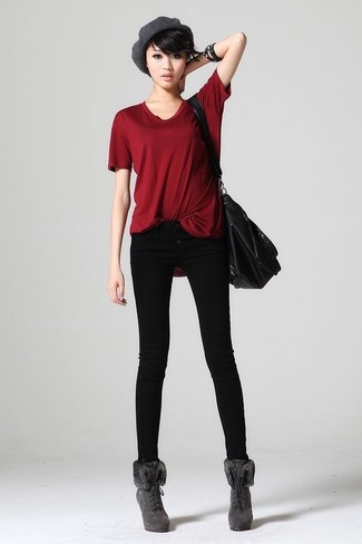 rotes T-Shirt mit einem Rundhalsausschnitt, schwarze enge Jeans, graue Schnürstiefeletten aus Wildleder, schwarze Shopper Tasche aus Leder für Damen