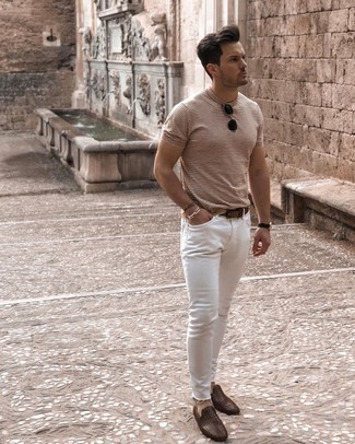 Weiße enge Jeans kombinieren – 222 Herren Outfits: Kombinieren Sie ein braunes horizontal gestreiftes T-Shirt mit einem Rundhalsausschnitt mit weißen engen Jeans für einen entspannten Wochenend-Look. Fühlen Sie sich ideenreich? Wählen Sie dunkelbraunen geflochtenen Leder Slipper.