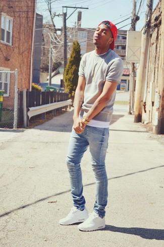 Wie enge Jeans mit Sportschuhe zu kombinieren – 223 Lässige Herren Outfits: Ein graues T-Shirt mit einem Rundhalsausschnitt und enge Jeans vermitteln eine sorglose und entspannte Atmosphäre. Dieses Outfit passt hervorragend zusammen mit Sportschuhen.