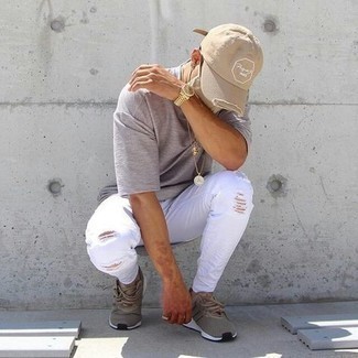 Weiße enge Jeans mit Destroyed-Effekten kombinieren – 50 Herren Outfits: Kombinieren Sie ein graues T-Shirt mit einem Rundhalsausschnitt mit weißen engen Jeans mit Destroyed-Effekten für einen entspannten Wochenend-Look. Beige Sportschuhe sind eine gute Wahl, um dieses Outfit zu vervollständigen.