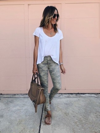 Dunkeltürkise enge Jeans kombinieren – 66 Damen Outfits: Ein weißes T-Shirt mit einem Rundhalsausschnitt und dunkeltürkise enge Jeans sind Casual-Essentials, die Ihrer Garderobe umgehend Charakter verleihen. Wenn Sie nicht durch und durch formal auftreten möchten, entscheiden Sie sich für braunen Leder Zehentrenner.