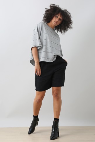 graues horizontal gestreiftes T-Shirt mit einem Rundhalsausschnitt, schwarze Bermuda-Shorts, schwarze Leder Stiefeletten, schwarze Socke für Damen