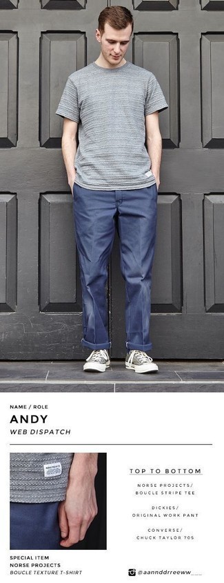 Graue Segeltuch niedrige Sneakers kombinieren – 346 Herren Outfits: Vereinigen Sie ein graues T-Shirt mit einem Rundhalsausschnitt mit einer blauen Chinohose für ein Alltagsoutfit, das Charakter und Persönlichkeit ausstrahlt. Graue Segeltuch niedrige Sneakers fügen sich nahtlos in einer Vielzahl von Outfits ein.