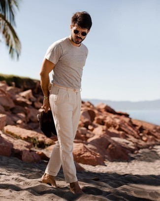 Sonnenbrille kombinieren – 500+ Herren Outfits heiß Wetter: Kombinieren Sie ein graues T-Shirt mit einem Rundhalsausschnitt mit einer Sonnenbrille für einen entspannten Wochenend-Look. Fühlen Sie sich ideenreich? Komplettieren Sie Ihr Outfit mit dunkelbraunen Wildleder Slippern.