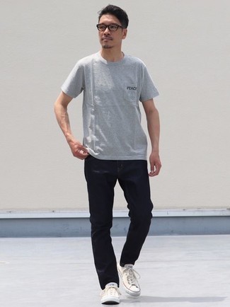 graues bedrucktes T-Shirt mit einem Rundhalsausschnitt von Satisfy