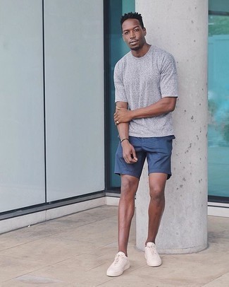 Dunkelblaue Shorts kombinieren – 500+ Herren Outfits: Kombinieren Sie ein graues T-Shirt mit einem Rundhalsausschnitt mit dunkelblauen Shorts, um mühelos alles zu meistern, was auch immer der Tag bringen mag. Hellbeige Segeltuch niedrige Sneakers sind eine kluge Wahl, um dieses Outfit zu vervollständigen.