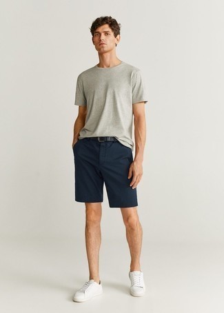 Dunkelblaue Shorts kombinieren – 500+ Herren Outfits: Vereinigen Sie ein graues T-Shirt mit einem Rundhalsausschnitt mit dunkelblauen Shorts für ein Alltagsoutfit, das Charakter und Persönlichkeit ausstrahlt. Dieses Outfit passt hervorragend zusammen mit weißen Leder niedrigen Sneakers.