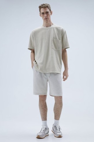 Shorts kombinieren – 1200+ Herren Outfits: Kombinieren Sie ein graues T-Shirt mit einem Rundhalsausschnitt mit Shorts für einen bequemen Alltags-Look. Fühlen Sie sich ideenreich? Entscheiden Sie sich für graue Sportschuhe.