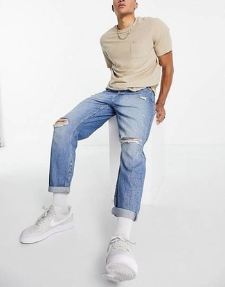 Blaue Jeans mit Destroyed-Effekten kombinieren – 500+ Herren Outfits: Für ein bequemes Couch-Outfit, paaren Sie ein hellbeige T-Shirt mit einem Rundhalsausschnitt mit blauen Jeans mit Destroyed-Effekten. Fügen Sie grauen Leder niedrige Sneakers für ein unmittelbares Style-Upgrade zu Ihrem Look hinzu.