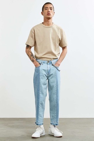 Teenager: Jeans kombinieren – 500+ Herren Outfits: Kombinieren Sie ein hellbeige T-Shirt mit einem Rundhalsausschnitt mit Jeans, um einen lockeren, aber dennoch stylischen Look zu erhalten. Ergänzen Sie Ihr Look mit weißen Leder niedrigen Sneakers.