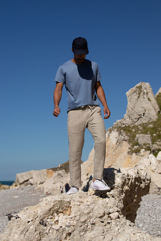 30 Jährige: Weiße und dunkelblaue Segeltuch niedrige Sneakers kombinieren – 500+ Sommer Herren Outfits: Kombinieren Sie ein hellblaues T-Shirt mit einem Rundhalsausschnitt mit einer beige Chinohose für einen bequemen Alltags-Look. Weiße und dunkelblaue Segeltuch niedrige Sneakers sind eine ideale Wahl, um dieses Outfit zu vervollständigen. Das ist eindeutig ein perfekt passendes Outfit für Sommertage!