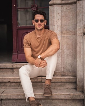 Smart-Casual heiß Wetter Outfits Herren 2024: Kombinieren Sie ein beige T-Shirt mit einem Rundhalsausschnitt mit weißen Jeans, um einen lockeren, aber dennoch stylischen Look zu erhalten. Setzen Sie bei den Schuhen auf die klassische Variante mit braunen Wildleder Brogues.
