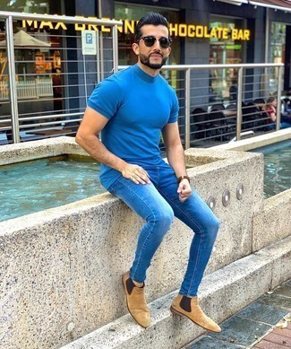 30 Jährige: Hellblaues T-Shirt mit einem Rundhalsausschnitt kombinieren – 196 Herren Outfits: Kombinieren Sie ein hellblaues T-Shirt mit einem Rundhalsausschnitt mit blauen Jeans für einen bequemen Alltags-Look. Beige Chelsea Boots aus Wildleder bringen Eleganz zu einem ansonsten schlichten Look.