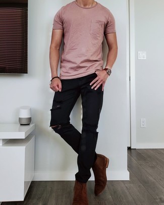 Welche Jeans mit dunkelbrauner Stiefel zu tragen – 129 Sommer Herren Outfits: Für ein bequemes Couch-Outfit, entscheiden Sie sich für ein rosa T-Shirt mit einem Rundhalsausschnitt und Jeans. Wählen Sie dunkelbraunen Stiefel, um Ihr Modebewusstsein zu zeigen. Schon mal so einen trendigen Sommer-Outfit gesehen?