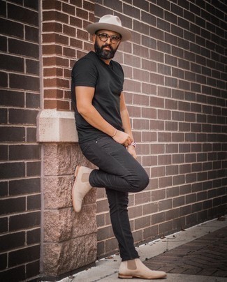 40 Jährige: Outfits Herren 2024: Paaren Sie ein schwarzes T-Shirt mit einem Rundhalsausschnitt mit schwarzen Jeans, um mühelos alles zu meistern, was auch immer der Tag bringen mag. Fühlen Sie sich mutig? Vervollständigen Sie Ihr Outfit mit hellbeige Chelsea Boots aus Wildleder.
