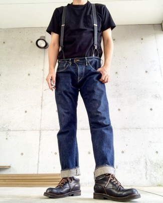schwarzes T-Shirt mit einem Rundhalsausschnitt, dunkelblaue Jeans, schwarze Chukka-Stiefel aus Leder, grauer Hosenträger für Herren