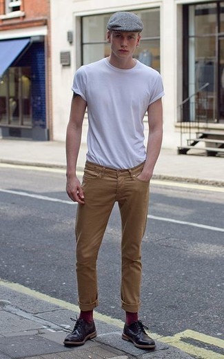 weißes T-Shirt mit einem Rundhalsausschnitt, beige Jeans, dunkellila Leder Derby Schuhe, graue Schiebermütze für Herren