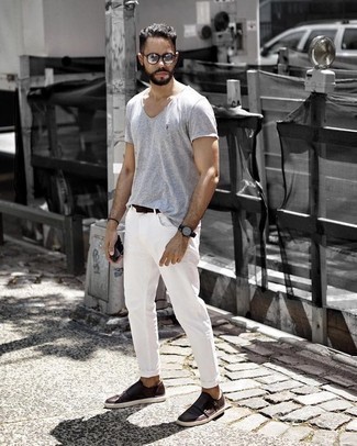 30 Jährige: Wie dunkelgraues T-Shirt mit einem Rundhalsausschnitt mit weißer Jeans zu kombinieren – 2 Smart-Casual Sommer Herren Outfits: Erwägen Sie das Tragen von einem dunkelgrauen T-Shirt mit einem Rundhalsausschnitt und weißen Jeans, um mühelos alles zu meistern, was auch immer der Tag bringen mag. Setzen Sie bei den Schuhen auf die klassische Variante mit dunkelbraunen Doppelmonks aus Leder. Schon ergibt sich ein toller Sommer-Look.