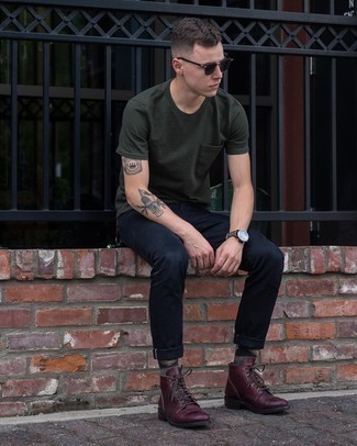 Dunkelrote Lederstiefel kombinieren – 445 Herren Outfits: Tragen Sie ein dunkelgrünes T-Shirt mit einem Rundhalsausschnitt und dunkelblauen Jeans für ein sonntägliches Mittagessen mit Freunden. Wählen Sie dunkelroten Lederstiefel, um Ihr Modebewusstsein zu zeigen.
