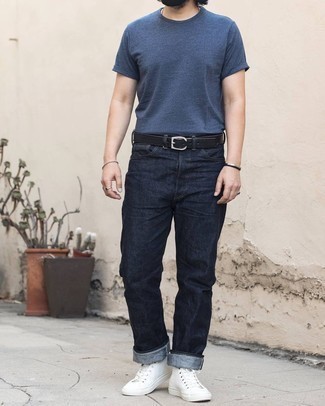 Wie Jeans mit hoher Sneakers zu kombinieren – 122 Herren Outfits heiß Wetter: Vereinigen Sie ein dunkelblaues T-Shirt mit einem Rundhalsausschnitt mit Jeans, um einen lockeren, aber dennoch stylischen Look zu erhalten. Hohe Sneakers leihen Originalität zu einem klassischen Look.