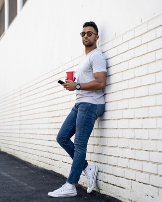 Weiße hohe Sneakers aus Segeltuch kombinieren – 500+ Herren Outfits: Vereinigen Sie ein graues T-Shirt mit einem Rundhalsausschnitt mit dunkelblauen Jeans, um mühelos alles zu meistern, was auch immer der Tag bringen mag. Wenn Sie nicht durch und durch formal auftreten möchten, vervollständigen Sie Ihr Outfit mit weißen hohen Sneakers aus Segeltuch.
