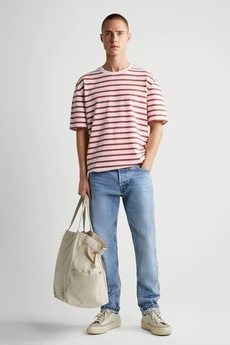 weißes und rotes horizontal gestreiftes T-Shirt mit einem Rundhalsausschnitt, hellblaue Jeans, hellbeige Segeltuch niedrige Sneakers, hellbeige Shopper Tasche aus Segeltuch für Herren