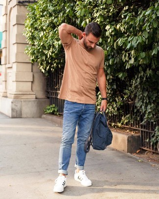 Dunkelblauen Segeltuch Rucksack kombinieren – 163 Herren Outfits: Kombinieren Sie ein beige T-Shirt mit einem Rundhalsausschnitt mit einem dunkelblauen Segeltuch Rucksack für einen entspannten Wochenend-Look. Fühlen Sie sich ideenreich? Vervollständigen Sie Ihr Outfit mit weißen Leder niedrigen Sneakers.
