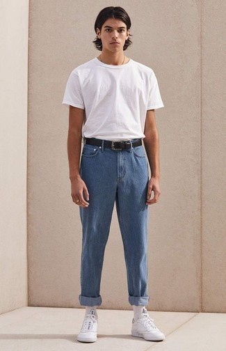 weißes T-Shirt mit einem Rundhalsausschnitt, blaue Jeans, weiße Leder niedrige Sneakers, schwarzer Ledergürtel für Herren