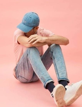 Hellblaue Baseballkappe kombinieren – 71 Herren Outfits: Erwägen Sie das Tragen von einem rosa T-Shirt mit einem Rundhalsausschnitt und einer hellblauen Baseballkappe für einen entspannten Wochenend-Look. Entscheiden Sie sich für weißen Leder niedrige Sneakers, um Ihr Modebewusstsein zu zeigen.