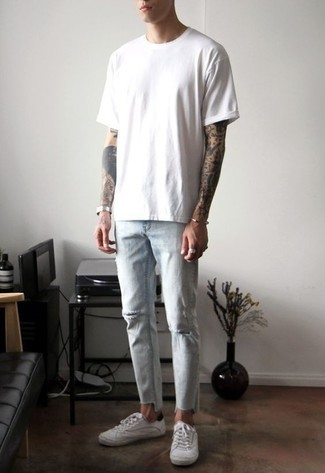 20 Jährige: Türkise Jeans kombinieren – 500+ Herren Outfits: Für ein bequemes Couch-Outfit, kombinieren Sie ein weißes T-Shirt mit einem Rundhalsausschnitt mit türkisen Jeans. Komplettieren Sie Ihr Outfit mit weißen Segeltuch niedrigen Sneakers.