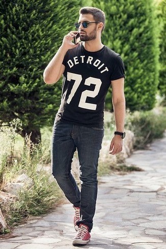 schwarzes und weißes bedrucktes T-Shirt mit einem Rundhalsausschnitt von Lacoste Sport
