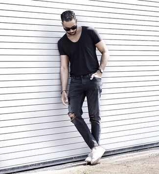 Silberne Jeans kombinieren – 102 Herren Outfits heiß Wetter: Kombinieren Sie ein schwarzes T-Shirt mit einem Rundhalsausschnitt mit silbernen Jeans für einen entspannten Wochenend-Look. Weiße Segeltuch niedrige Sneakers sind eine gute Wahl, um dieses Outfit zu vervollständigen.
