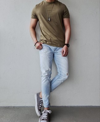 Jeans mit Destroyed-Effekten kombinieren – 500+ Sommer Herren Outfits: Kombinieren Sie ein olivgrünes T-Shirt mit einem Rundhalsausschnitt mit Jeans mit Destroyed-Effekten für einen entspannten Wochenend-Look. Setzen Sie bei den Schuhen auf die klassische Variante mit dunkelgrauen Segeltuch niedrigen Sneakers. Schon ergibt sich ein trendiger Sommer-Look.