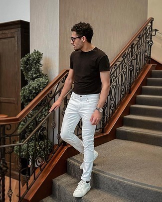30 Jährige: Dunkelbraunes T-Shirt mit einem Rundhalsausschnitt kombinieren – 261 Herren Outfits: Kombinieren Sie ein dunkelbraunes T-Shirt mit einem Rundhalsausschnitt mit weißen Jeans, um mühelos alles zu meistern, was auch immer der Tag bringen mag. Ergänzen Sie Ihr Look mit weißen Segeltuch niedrigen Sneakers.