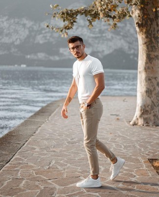 weißes T-Shirt mit einem Rundhalsausschnitt, beige Jeans, weiße Leder niedrige Sneakers, transparente Sonnenbrille für Herren