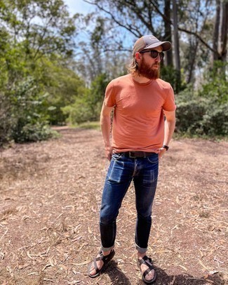 Segeltuchsandalen kombinieren – 269 Herren Outfits: Vereinigen Sie ein orange T-Shirt mit einem Rundhalsausschnitt mit dunkelblauen Jeans, um einen lockeren, aber dennoch stylischen Look zu erhalten. Suchen Sie nach leichtem Schuhwerk? Entscheiden Sie sich für Segeltuchsandalen für den Tag.