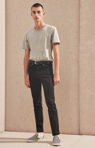 Wie Jeans mit Slip-On Sneakers zu kombinieren – 97 Casual Sommer Herren Outfits: Kombinieren Sie ein graues T-Shirt mit einem Rundhalsausschnitt mit Jeans für ein Alltagsoutfit, das Charakter und Persönlichkeit ausstrahlt. Wählen Sie Slip-On Sneakers, um Ihr Modebewusstsein zu zeigen. Dieses Outfit ist perfekt für den Sommer geeignet.