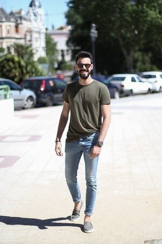 Dunkelgrünes T-Shirt mit einem Rundhalsausschnitt kombinieren – 488 Herren Outfits: Kombinieren Sie ein dunkelgrünes T-Shirt mit einem Rundhalsausschnitt mit hellblauen Jeans für ein großartiges Wochenend-Outfit. Fühlen Sie sich ideenreich? Wählen Sie grauen Segeltuch Slipper.