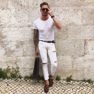 30 Jährige: Weiße Jeans mit Destroyed-Effekten kombinieren – 19 Casual Sommer Herren Outfits: Vereinigen Sie ein weißes T-Shirt mit einem Rundhalsausschnitt mit weißen Jeans mit Destroyed-Effekten für einen entspannten Wochenend-Look. Fühlen Sie sich ideenreich? Ergänzen Sie Ihr Outfit mit braunen geflochtenen Leder Slippern. Dieses Sommer-Outfit ist ein Volltreffer!