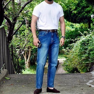Wie dunkelblaue Jeans mit brauner Wildleder Slipper zu kombinieren – 219 Smart-Casual Herren Outfits: Kombinieren Sie ein weißes T-Shirt mit einem Rundhalsausschnitt mit dunkelblauen Jeans für ein bequemes Outfit, das außerdem gut zusammen passt. Fühlen Sie sich mutig? Wählen Sie braunen Wildleder Slipper.