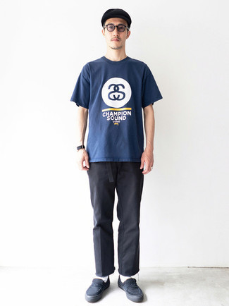 dunkelblaues bedrucktes T-Shirt mit einem Rundhalsausschnitt von Reclaimed Vintage