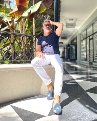 50 Jährige: Business Schuhe kombinieren – 500+ Herren Outfits: Entscheiden Sie sich für ein dunkelblaues T-Shirt mit einem Rundhalsausschnitt und weißen Jeans, um mühelos alles zu meistern, was auch immer der Tag bringen mag. Vervollständigen Sie Ihr Outfit mit Business Schuhen, um Ihr Modebewusstsein zu zeigen.